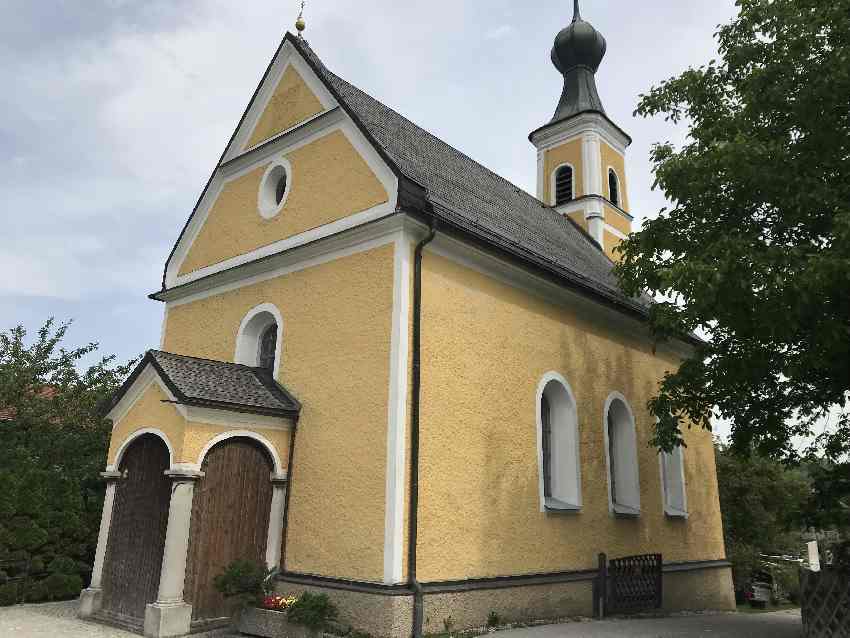 Auf Höhe der Kirche zweigt von der Rosenheimer Straße der Weg zum Wasserfall ab