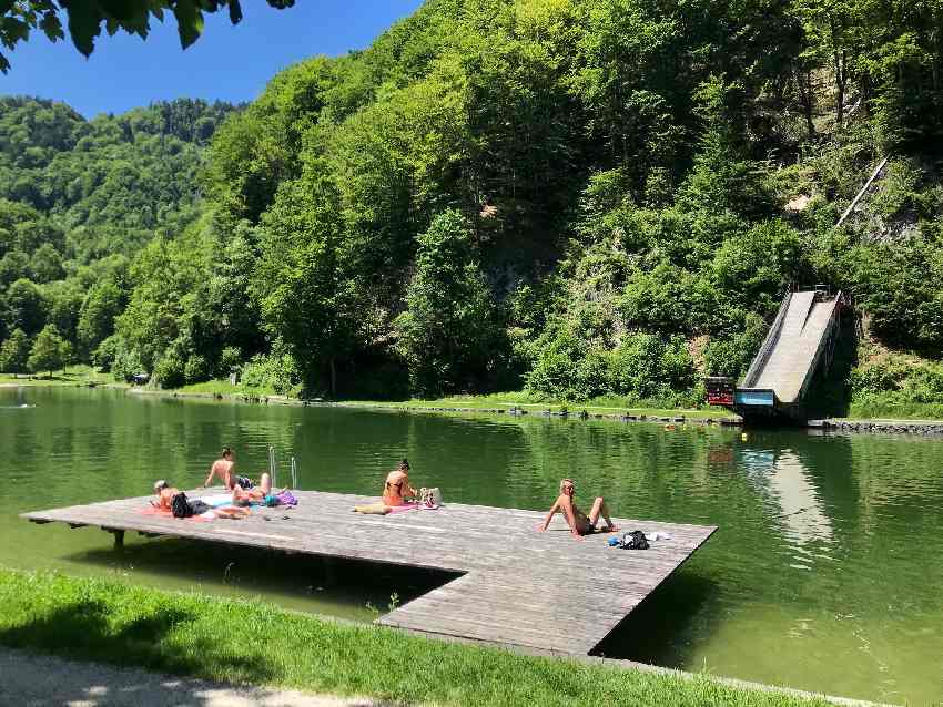 Oberaudorf Sehenswürdigkeiten - Luegsteinsee baden, hinten die Wassersprungschanze
