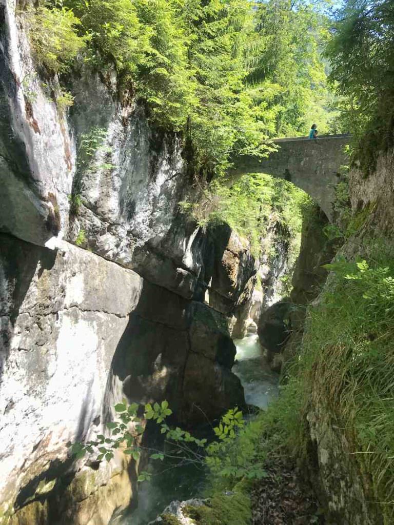 Die Tatzelwurm Wasserfälle Wanderung führt dich über die Tatzelwurm Brücke