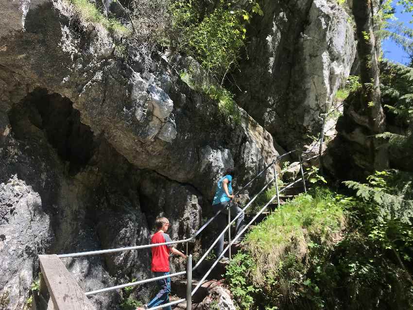 Tatzelwurm Wasserfälle wandern - der schmale Steig beim unteren Wasserfall
