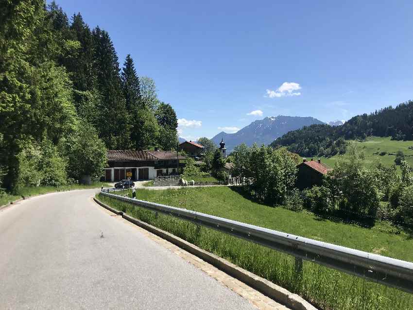 Die Tatzelwurmstrasse - hinten im Bild das Kaisergebirge