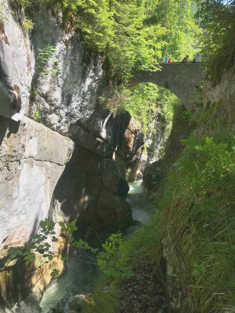 Erstes Ziel bei der Tatzlwurm Wasserfälle Wanderung - die Steinbrücke
