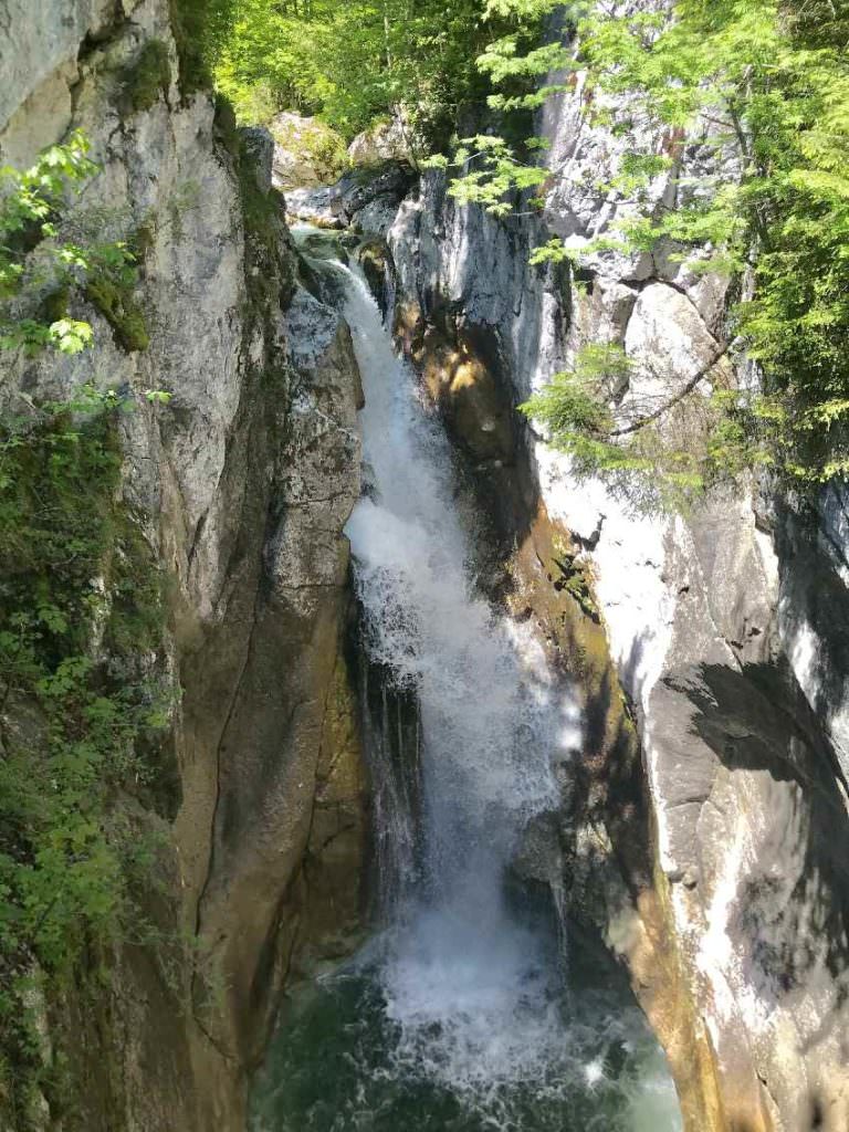 oberer Tatzelwurm Wasserfall - laut fällt das Wasser in die tiefe kreisrunde Gumpe