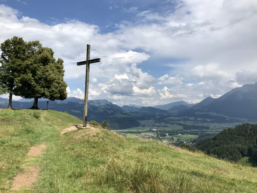 Hocheck Oberaudorf wandern - das Gipfelkreuz am Hausberg des Orts