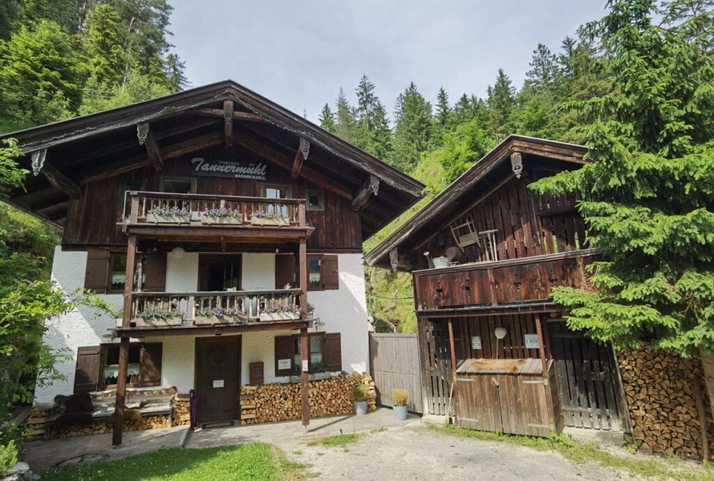 In diesem Haus am Wasserfall Bayrischzell ist das Dorfbad Tannermühl untergebracht