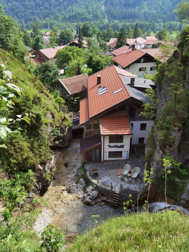 Blick von der Brücke beim Wasserfall Bayrischzell auf das Dorfbad Tannermühl