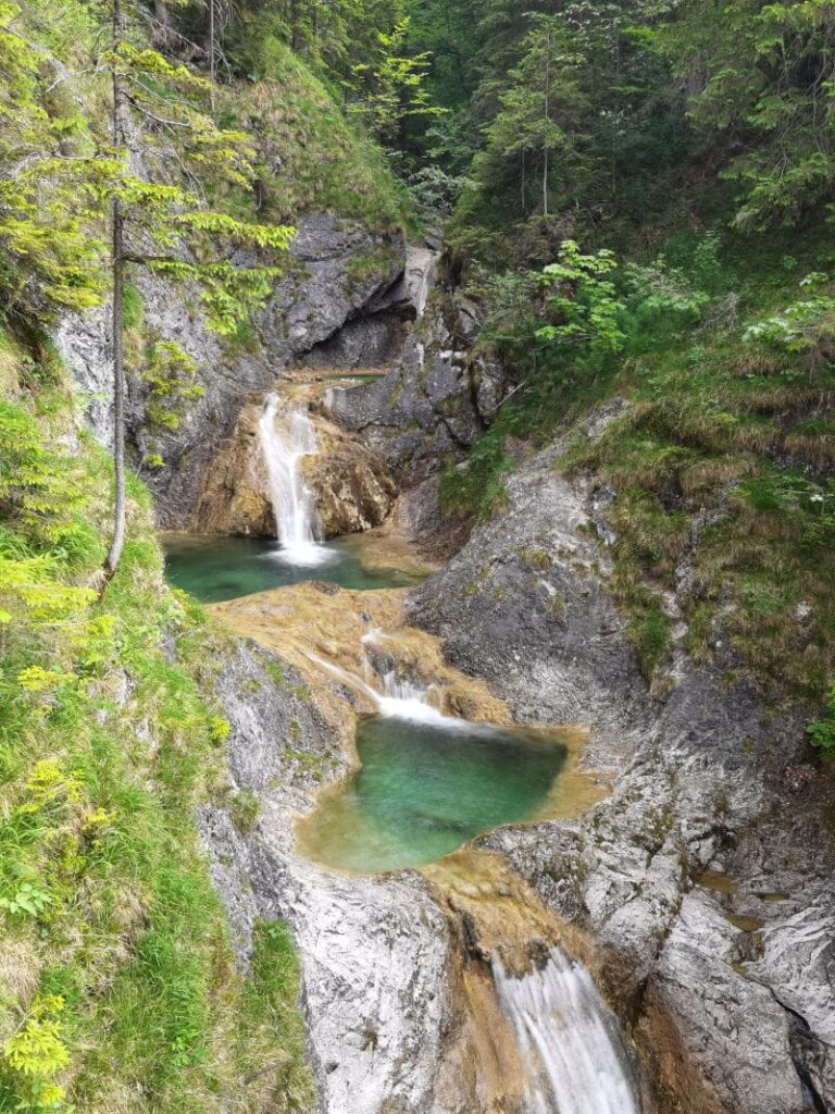 Wasserfall Bayrischzell - türkisgrüne Gumpen bilden den schönen Wasserfall in Bayern