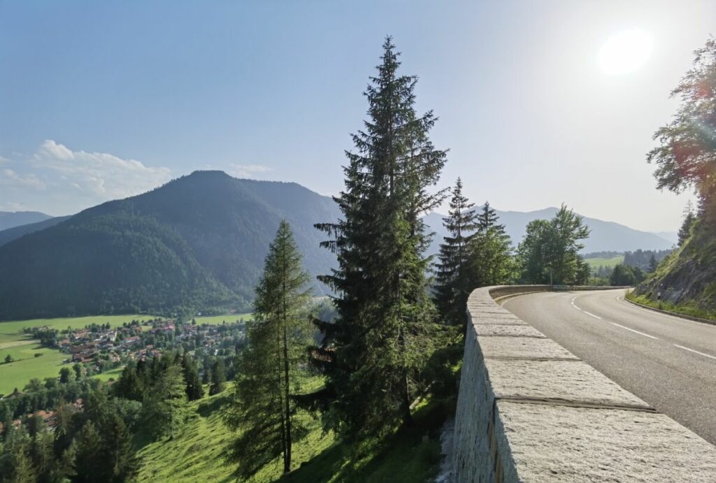 Der Sudelfeldpass ist eine beliebte Panoramastraße - hier mit Blick auf Bayrischzell im Talboden