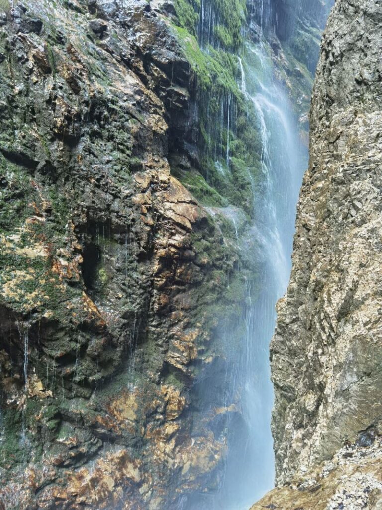 Sehenswerter Wasserfall in Deutschland - mitten in der Höllentalklamm