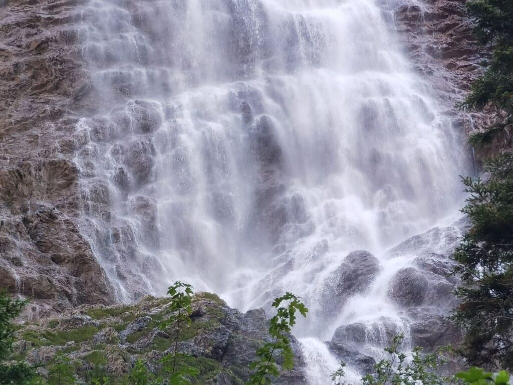 mächtiger Wasserfall in Österreich, den nicht viele Besucher finden - den Vilsalpsee Wasserfall