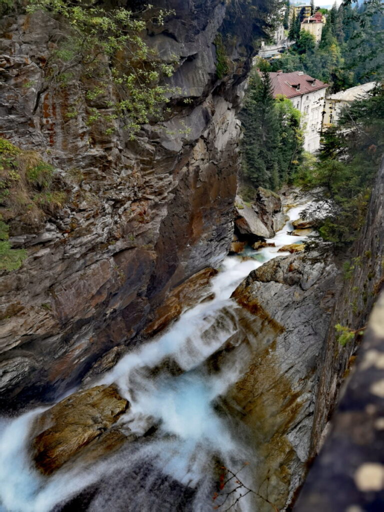Die Bad Gastein Wasserfälle fallen in drei Stufen 341 Meter tief